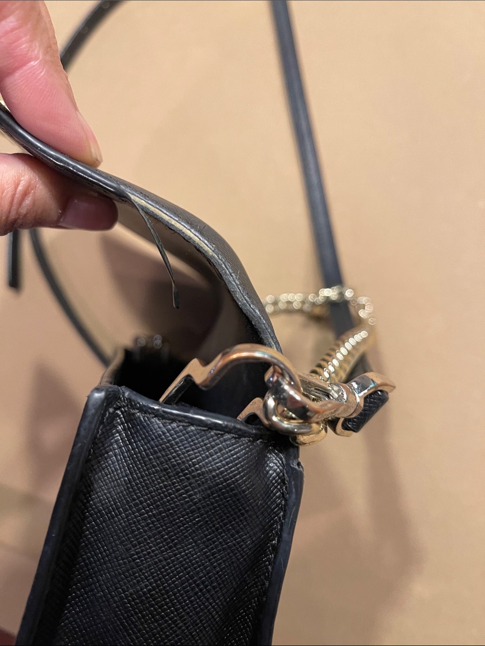 Kate Spade cross body bag. In black and gold - Picture 5 of 10